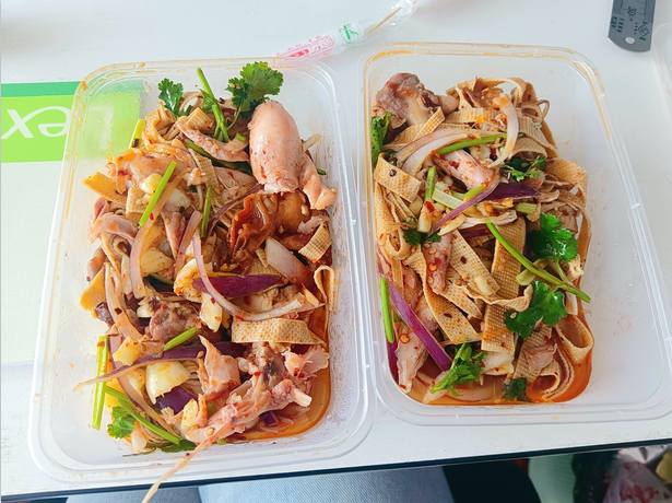 有滋有味的張成榮麻辣拌雞架，是獨當一面的消夏美食