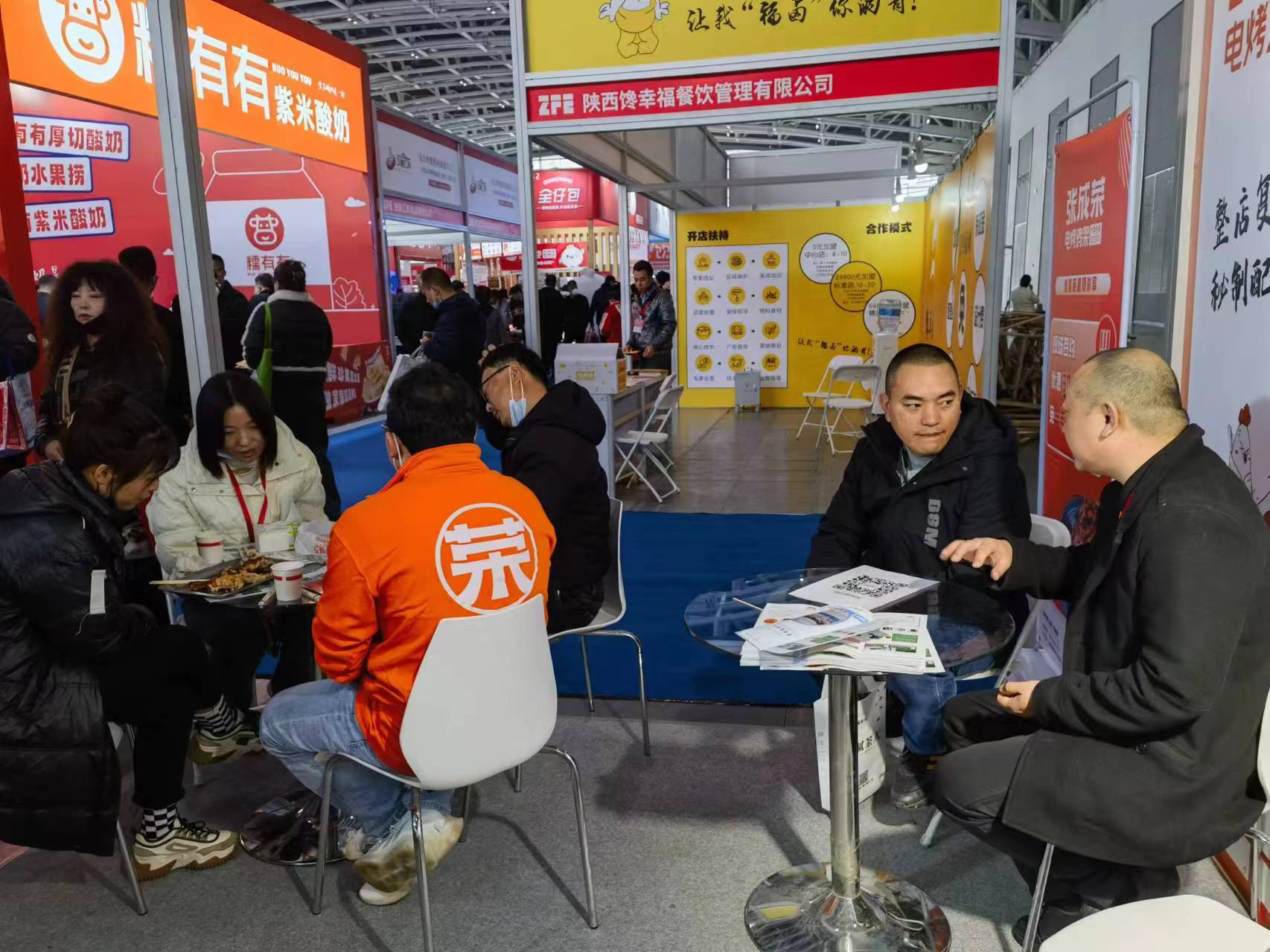 張成榮電烤雞架展會意向客戶洽談