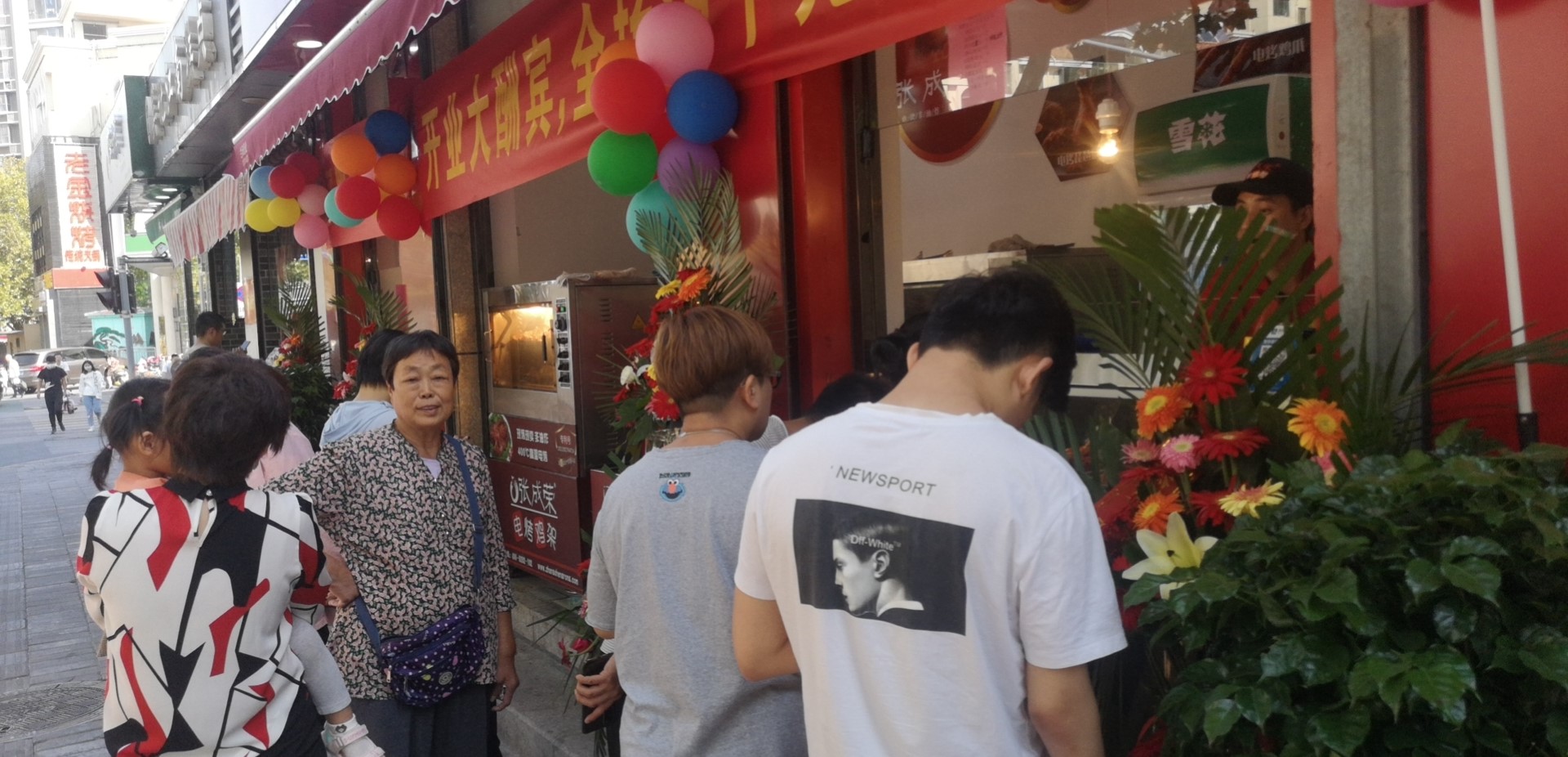 特色小吃店哪家值得投資？張成榮電烤雞架萬元投資輕松回本！