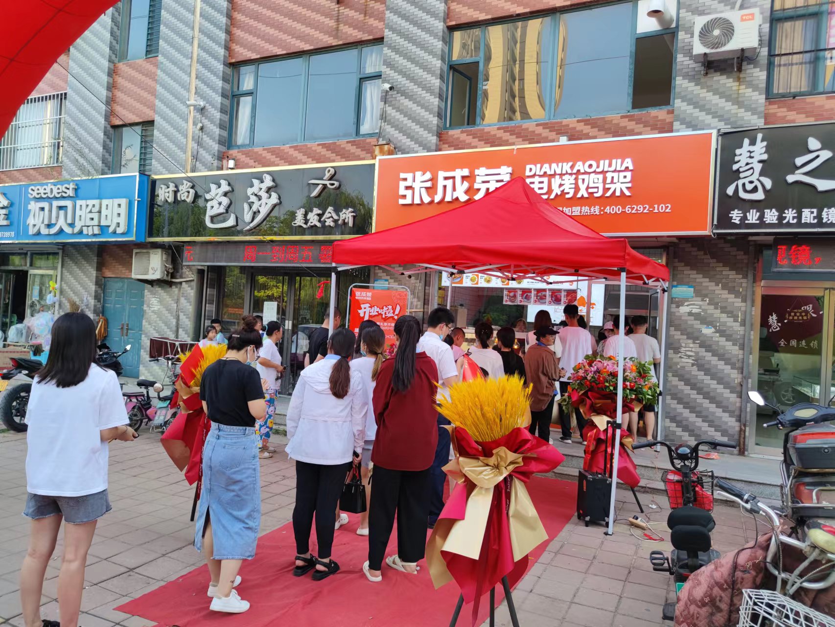 商業街里可以做什么生意？開一家電烤雞架店可以嗎？