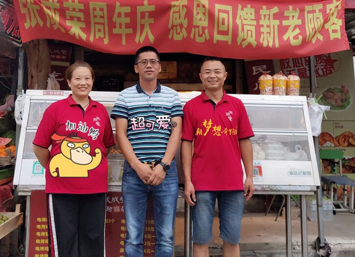 張成榮電烤雞架夫妻創(chuàng)業(yè)典范，煙臺(tái)祥和農(nóng)貿(mào)市場(chǎng)夫妻店生意火爆！