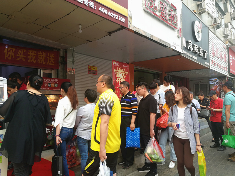 無(wú)論招牌還是特色小吃，張成榮電烤雞架加盟店都賣(mài)到脫銷(xiāo)！