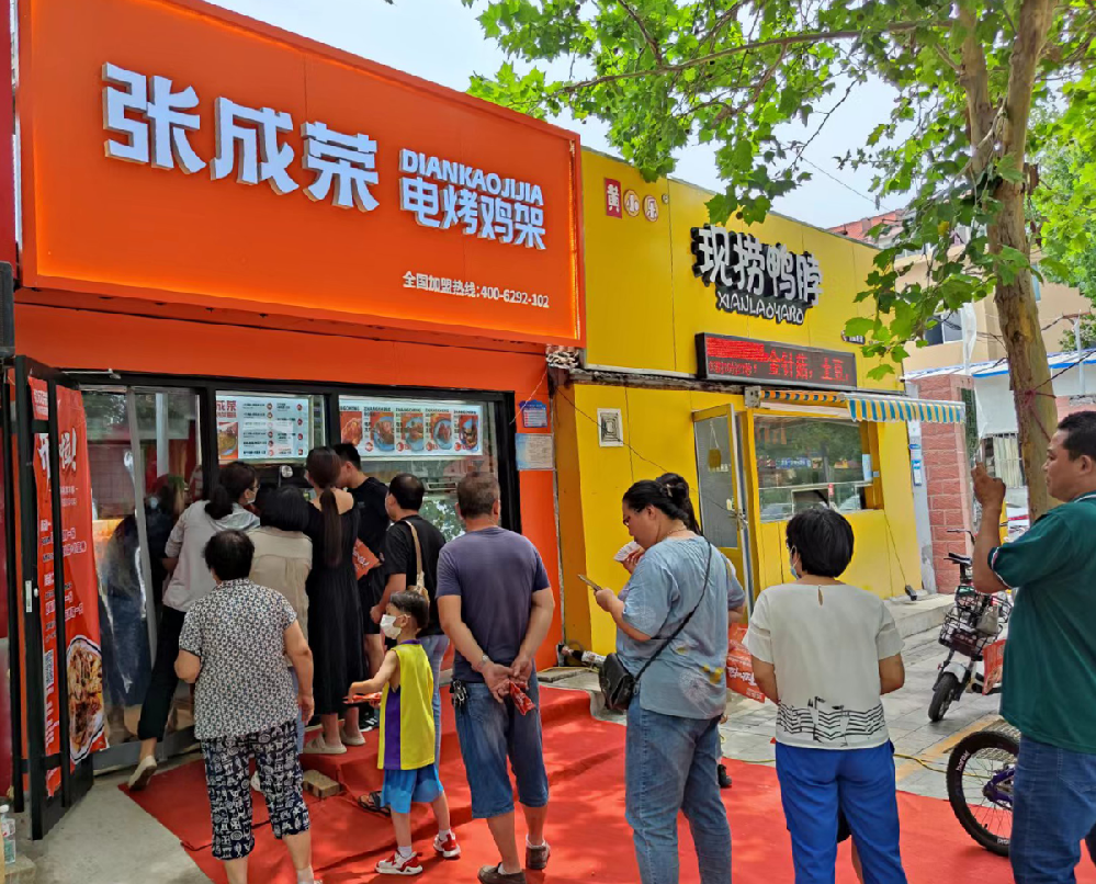 以電烤雞架為招牌的暢銷(xiāo)產(chǎn)品體系：特色小吃的科學(xué)搭配要高銷(xiāo)量