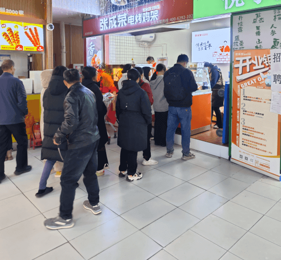 于女士簽約張成榮電烤雞架北京市總代：開啟京城美食商業新篇