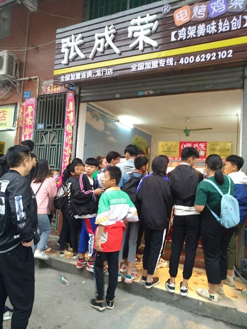 學校小吃生意，電烤雞架