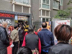 西安張成榮電烤雞架市場一天開業兩家，火爆了！
