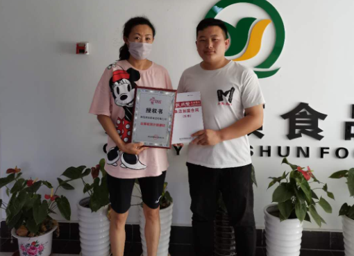 賀報(bào)：恭喜黃島孫女士成功加盟張成榮電烤雞架項(xiàng)目!