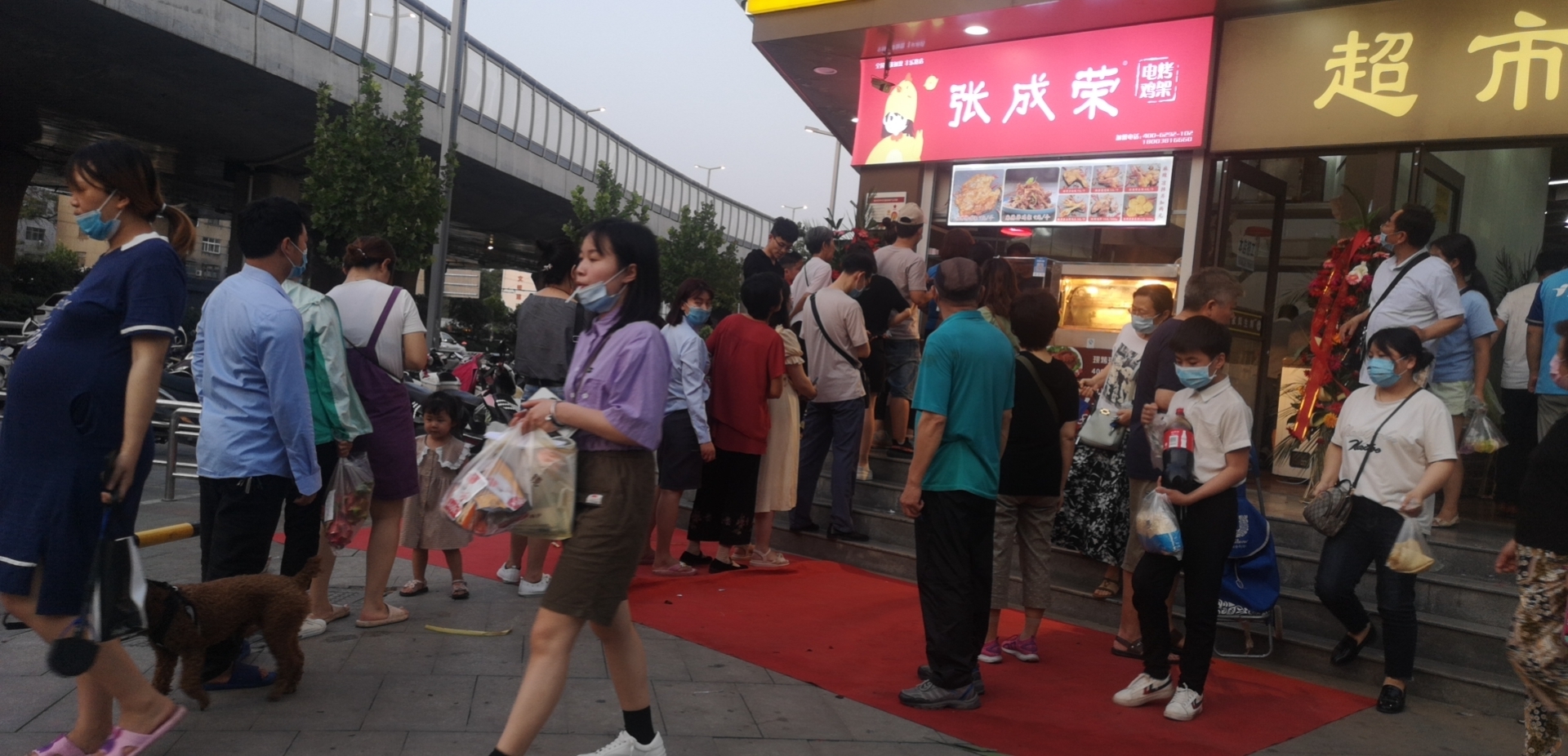 張成榮電烤雞架門店排隊購買，生意火爆！