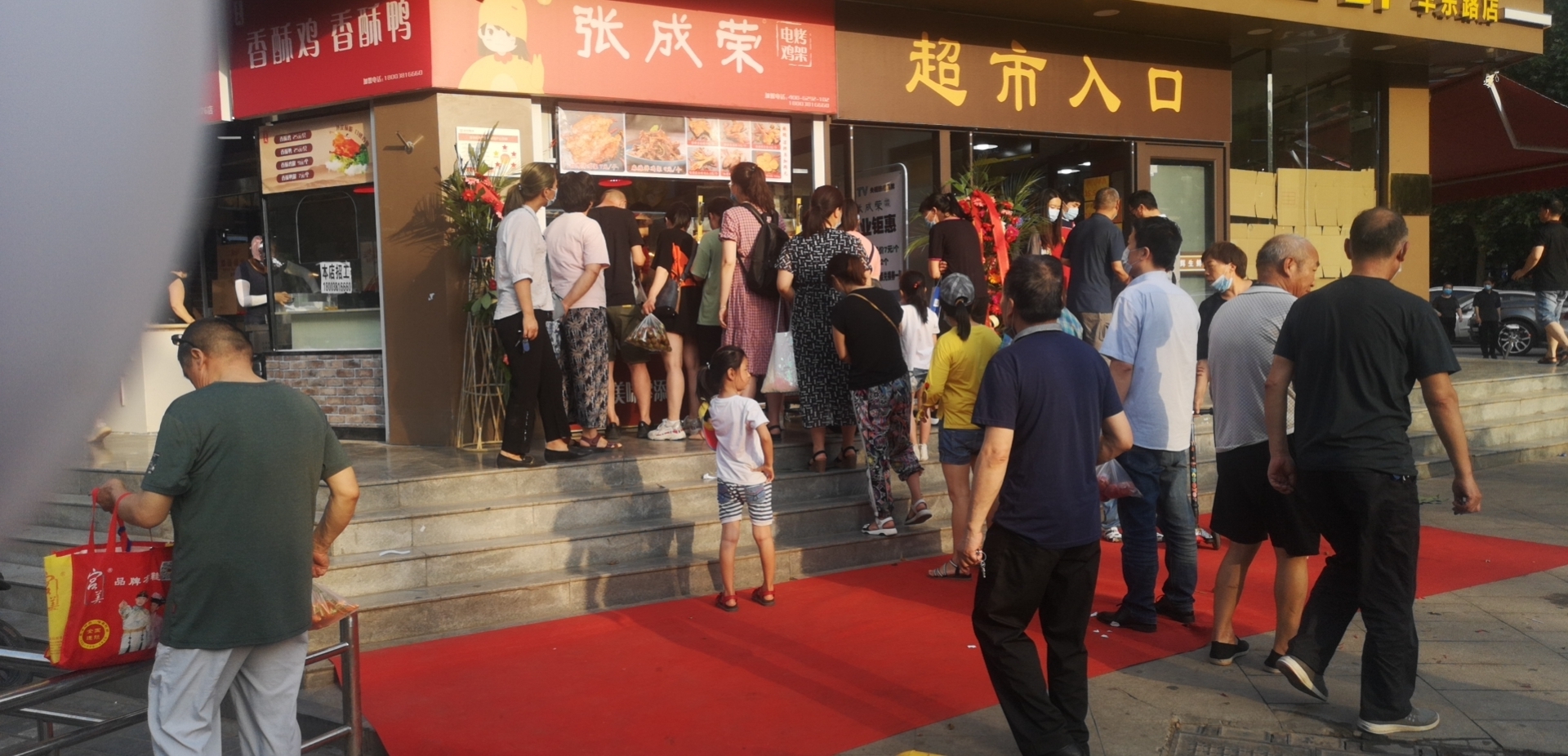 張成榮電烤雞架加盟門店排隊購買，生意火爆