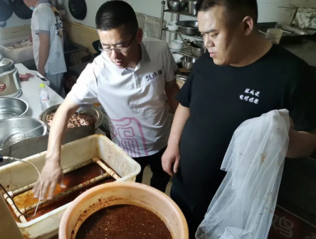 楊總指導(dǎo)加盟商調(diào)料配比標(biāo)準(zhǔn)