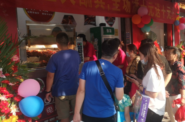 麻辣鐵板雞架加盟品牌_張成榮品牌行業信譽好