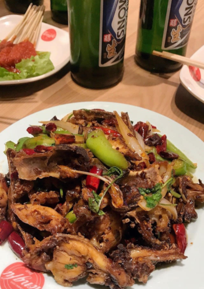 現(xiàn)代人的幸福法則：雞架配酒，越喝越有