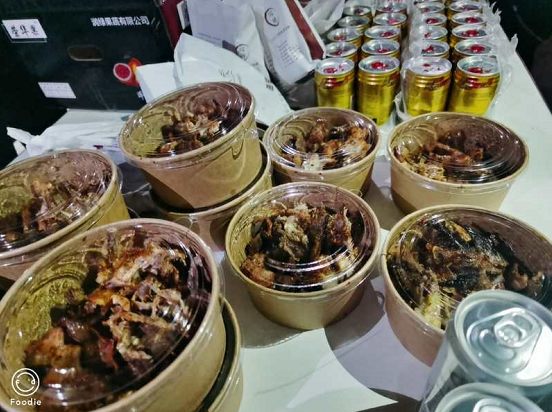 街頭熱賣的電烤雞架，香味誘人排隊購買！