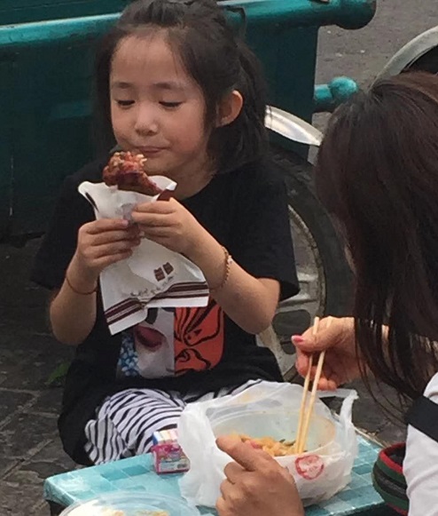 大街小巷火爆的電烤雞架美食，孩子們都喜歡吃
