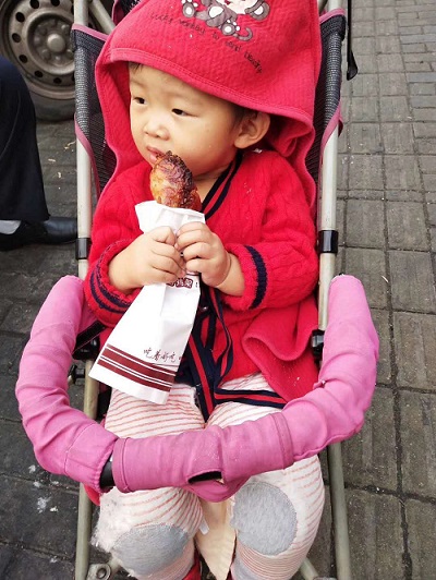 大街小巷火爆的電烤雞架美食，孩子們都喜歡吃
