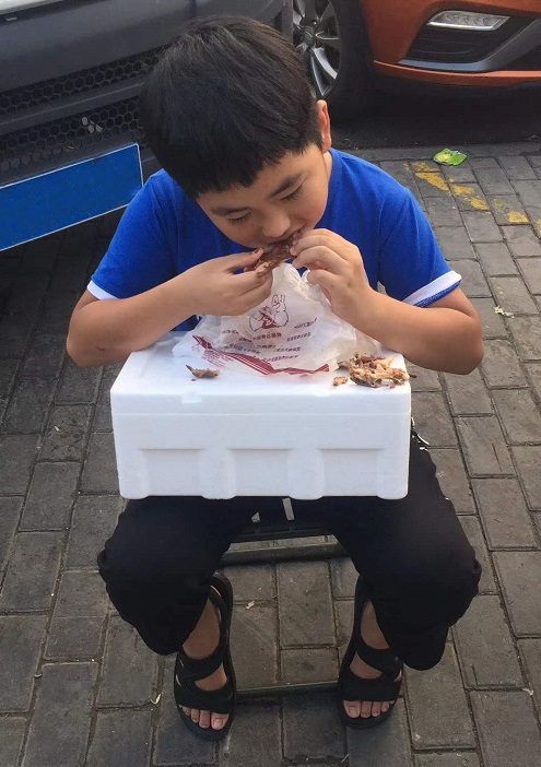 大街小巷火爆的電烤雞架美食，孩子們都喜歡吃