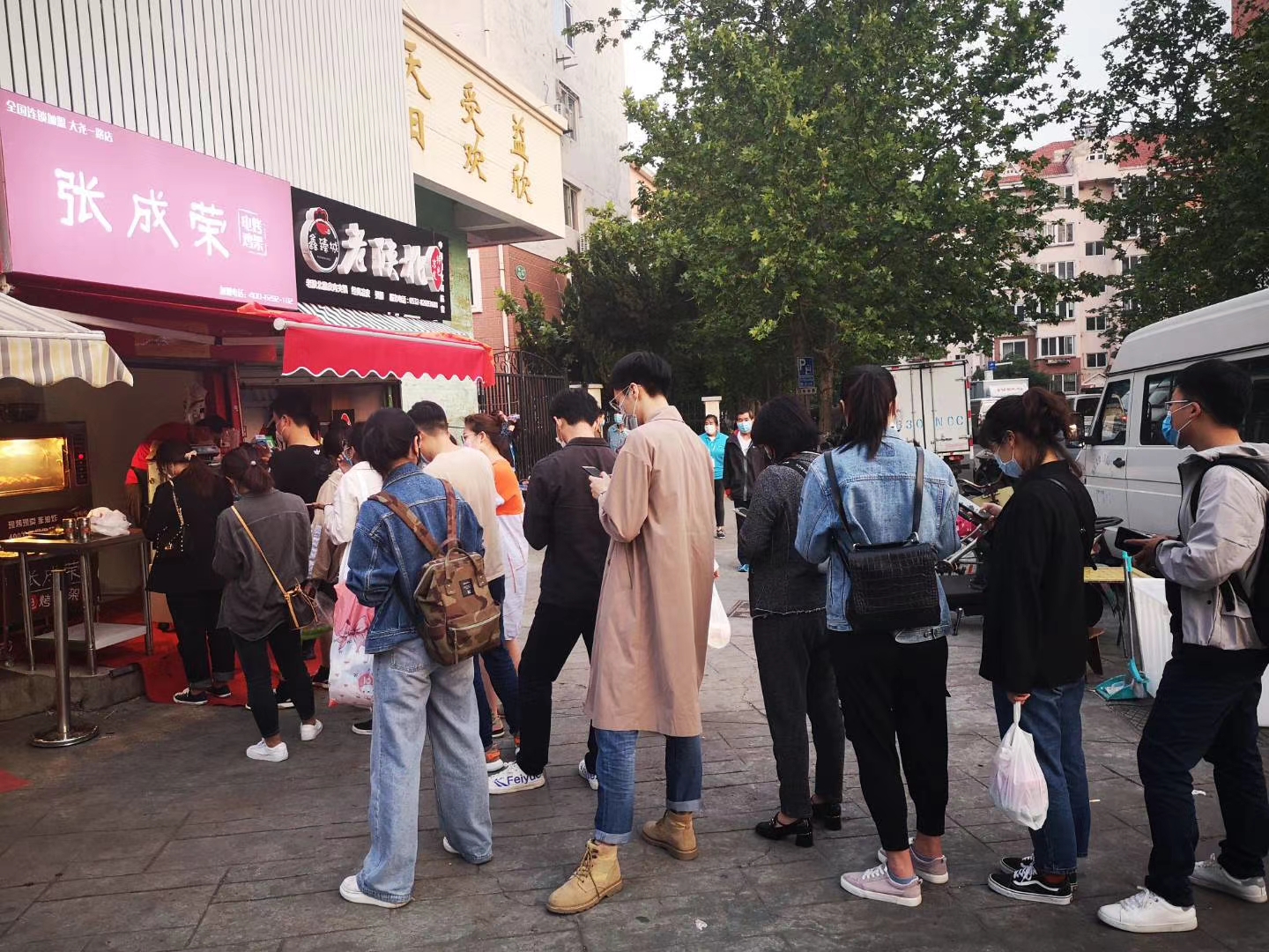 90后創業人氣項目就在張成榮電烤雞架