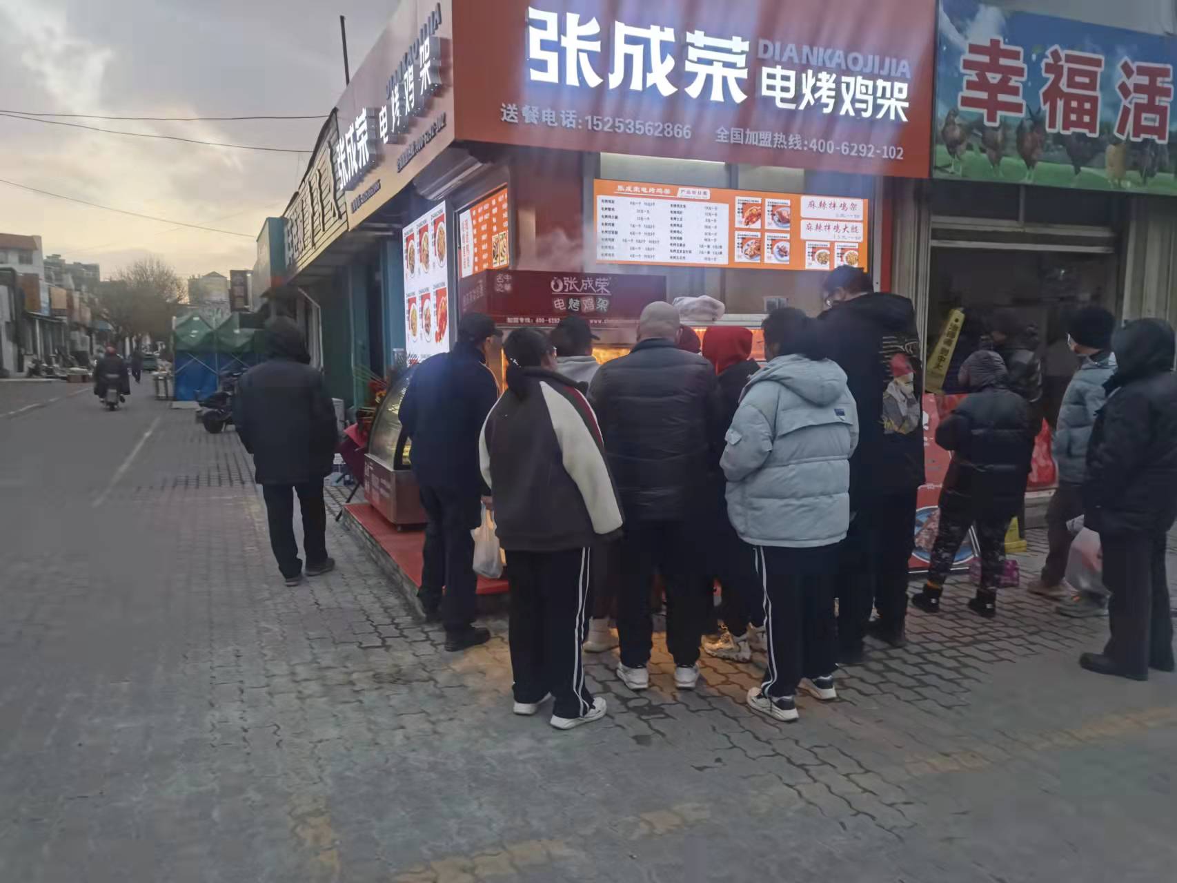 開業第二天，顧客從早排到晚！